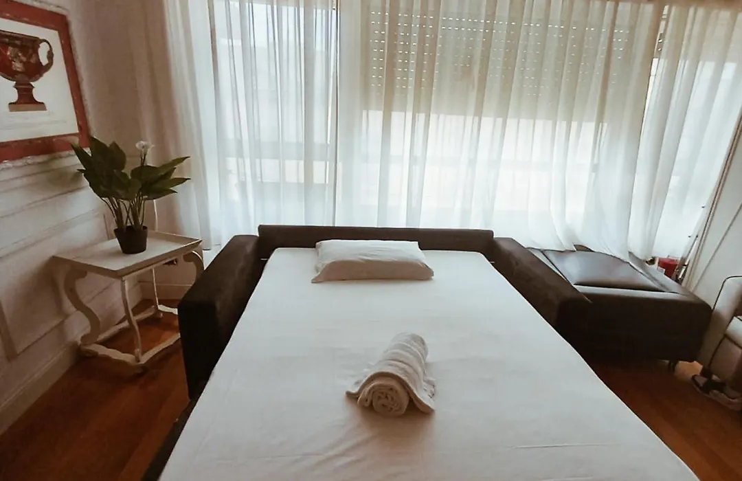 Piazza Cavour Apartment by RHR-1